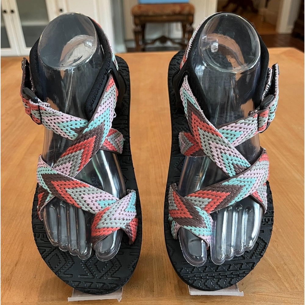 Muk Luk Pastel pink Peggy chevron strappy Sandals women’s size 6 shoes great